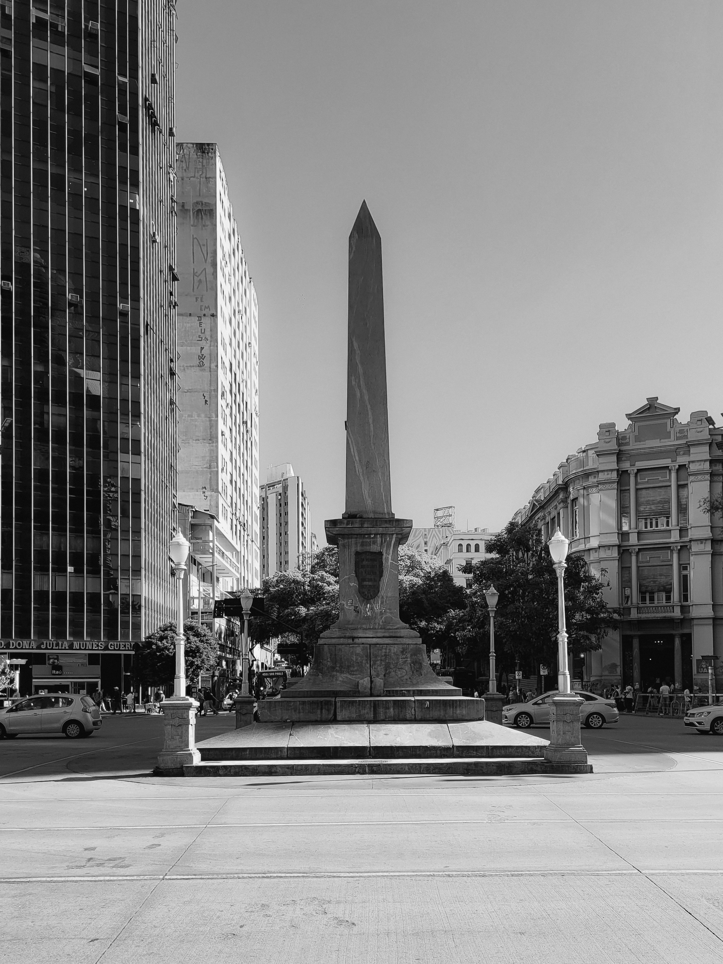 a black and white photo of a monument in the middle of a city