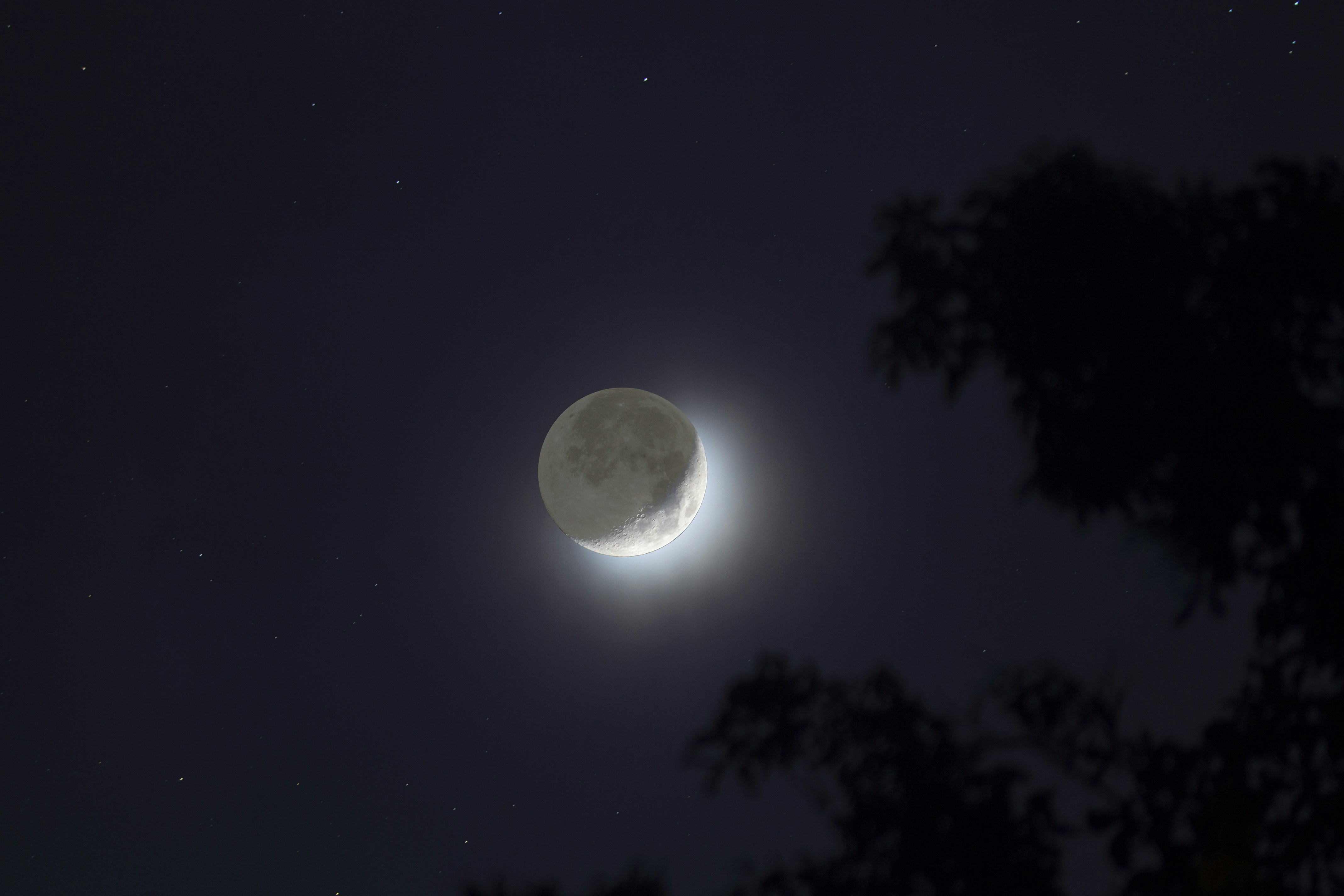 Luna llena brillante en cielo nocturno oscuro con estrellas visibles, atmósfera mística y serena