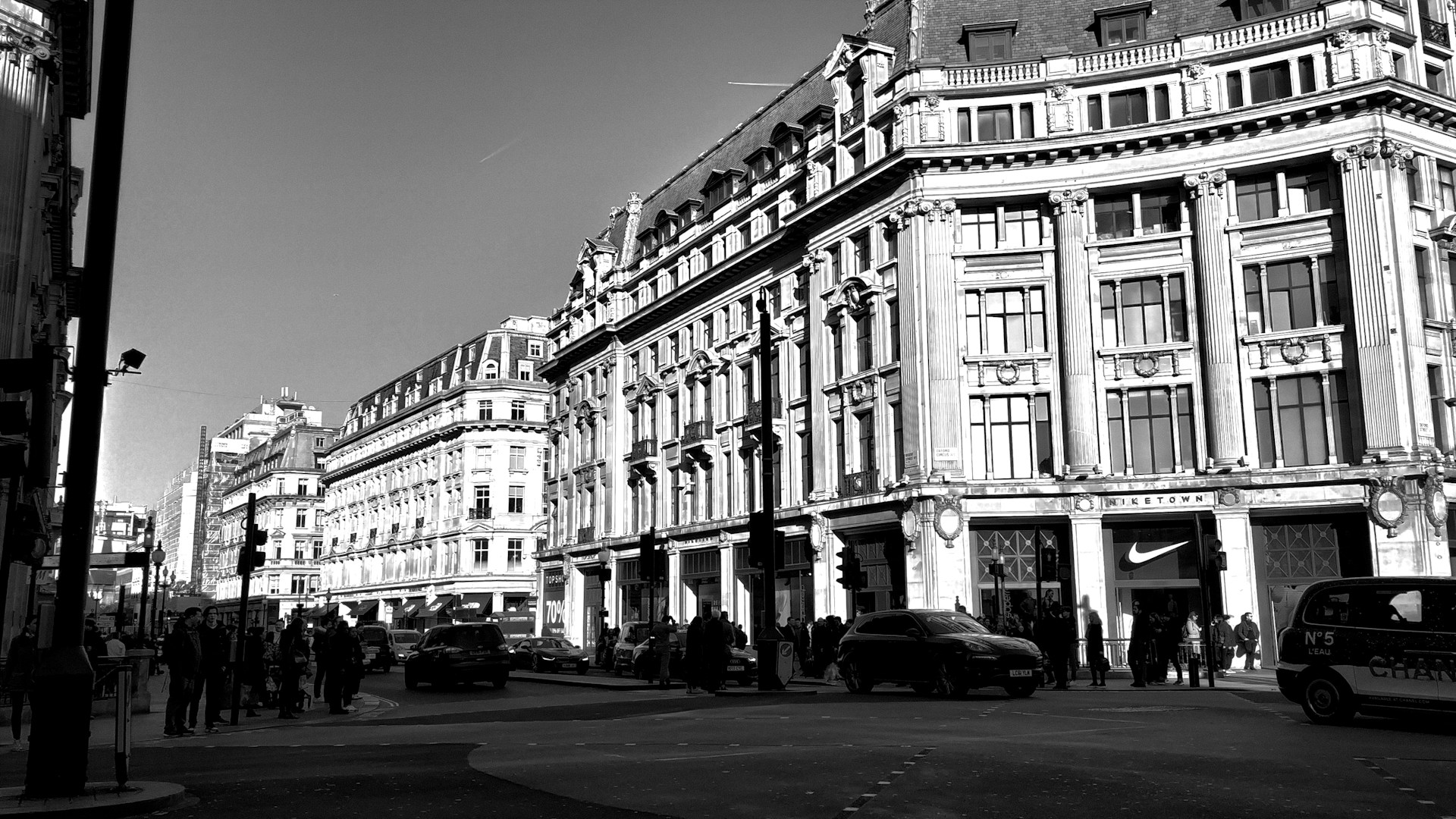 a black and white photo of a city street