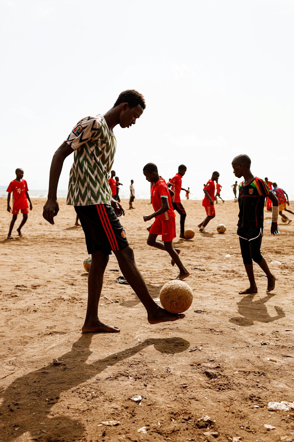 Un grupo de jóvenes jugando un partido de fútbol
