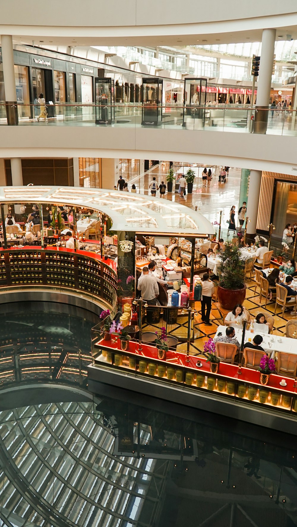 Ein Einkaufszentrum voller Menschen, die essen und trinken