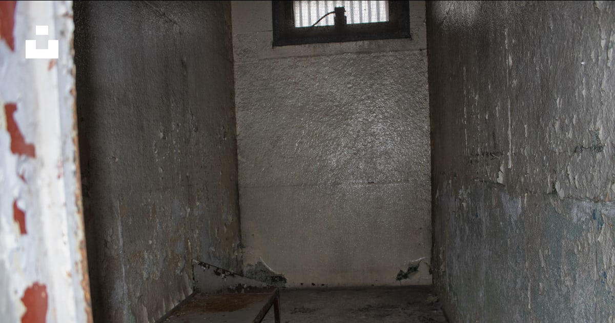 ベンチと窓のある小さな部屋の写真 Unsplashの無料古いジョリエット刑務所写真