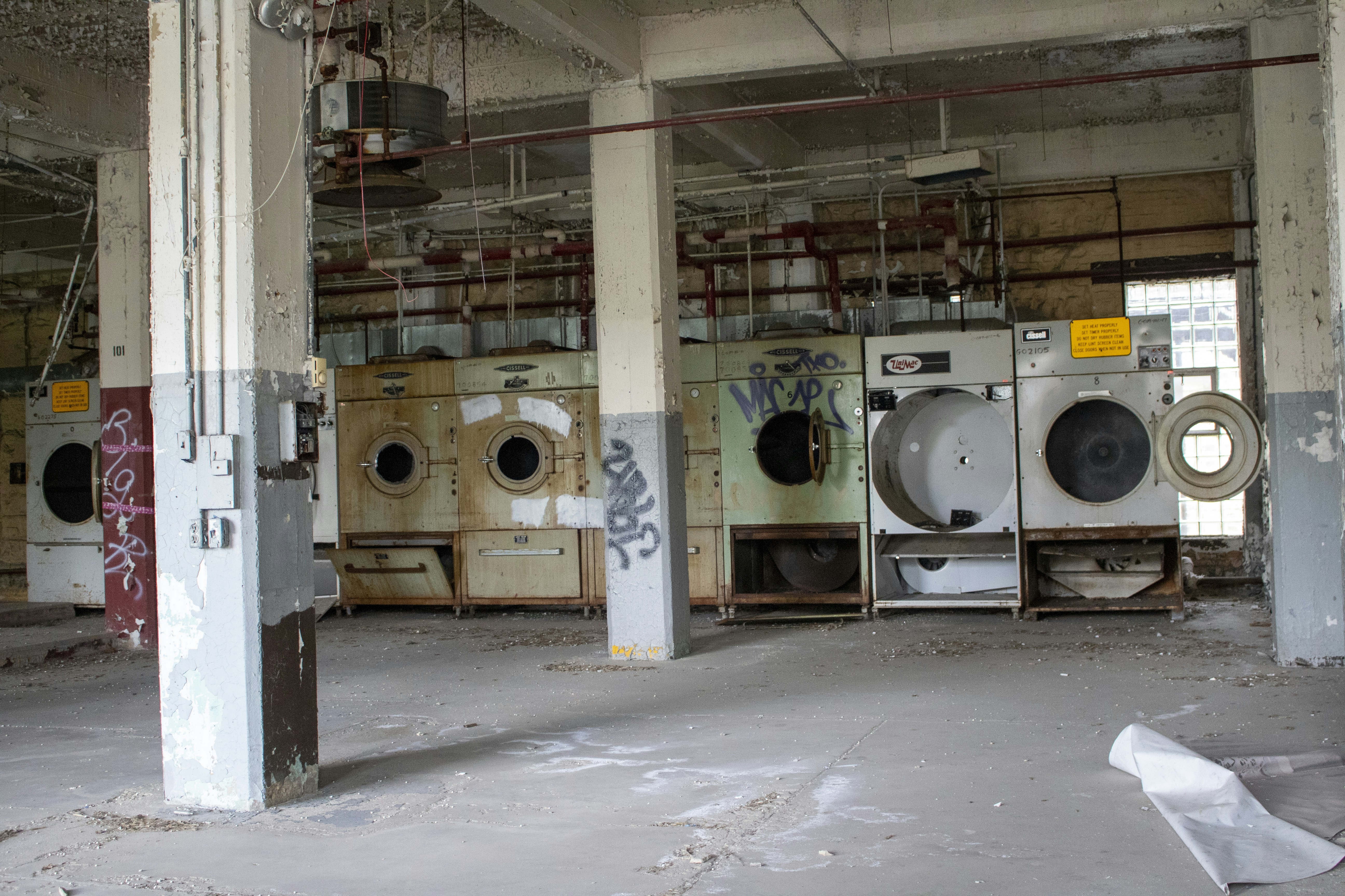 gray computer monitor