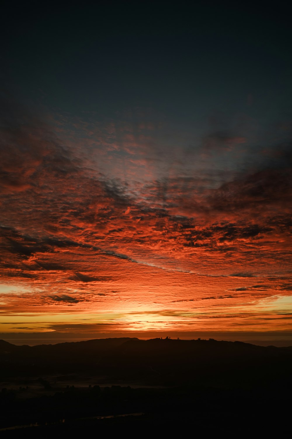 El sol se está poniendo sobre una cadena montañosa