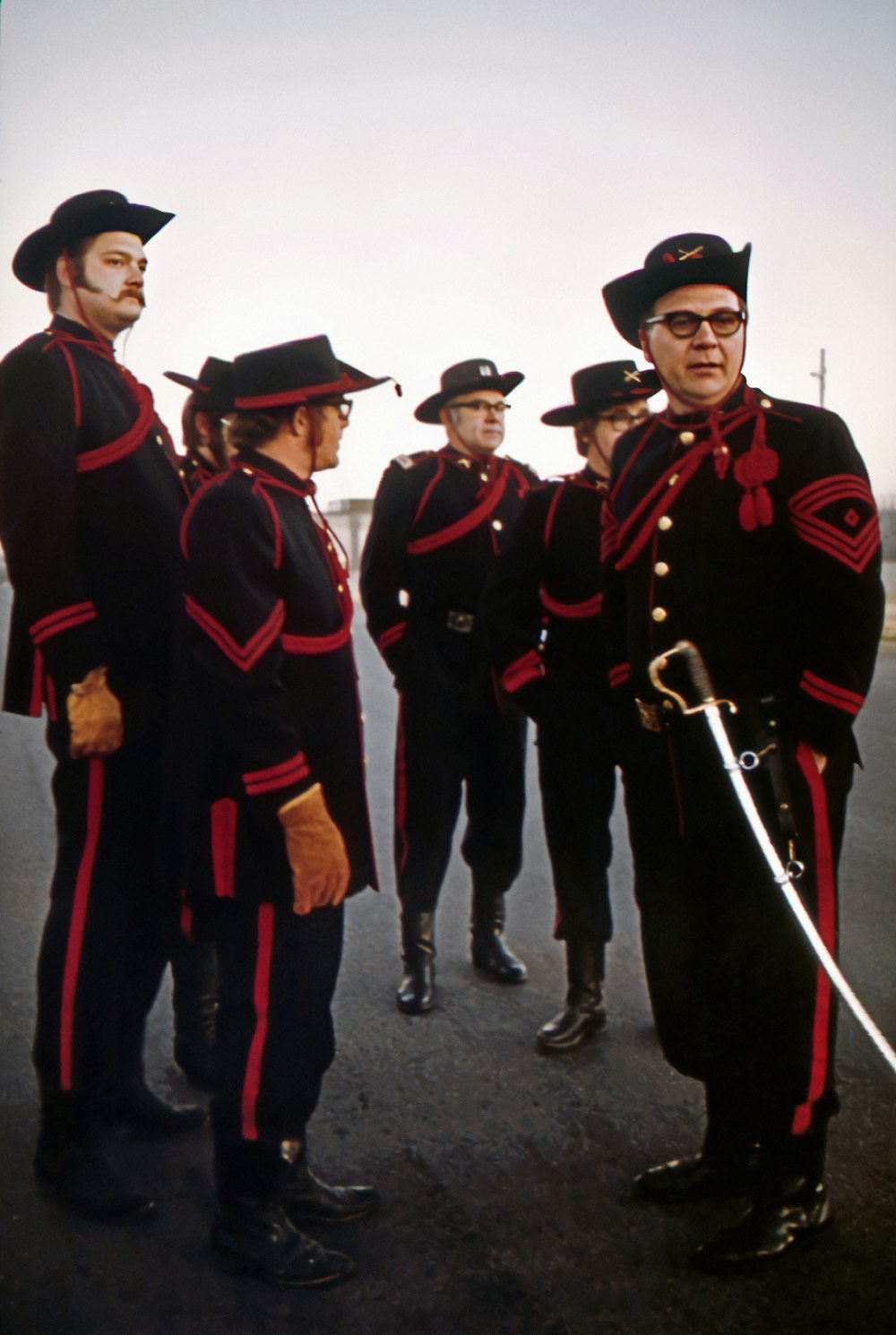 eine Gruppe von Männern in Uniform, die nebeneinander stehen