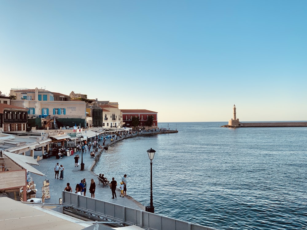 Un grupo de personas caminando por un muelle junto al océano