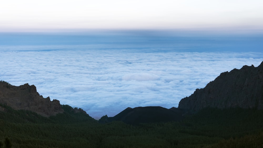 언덕 꼭대기에서 바라본 산과 구름의 모습