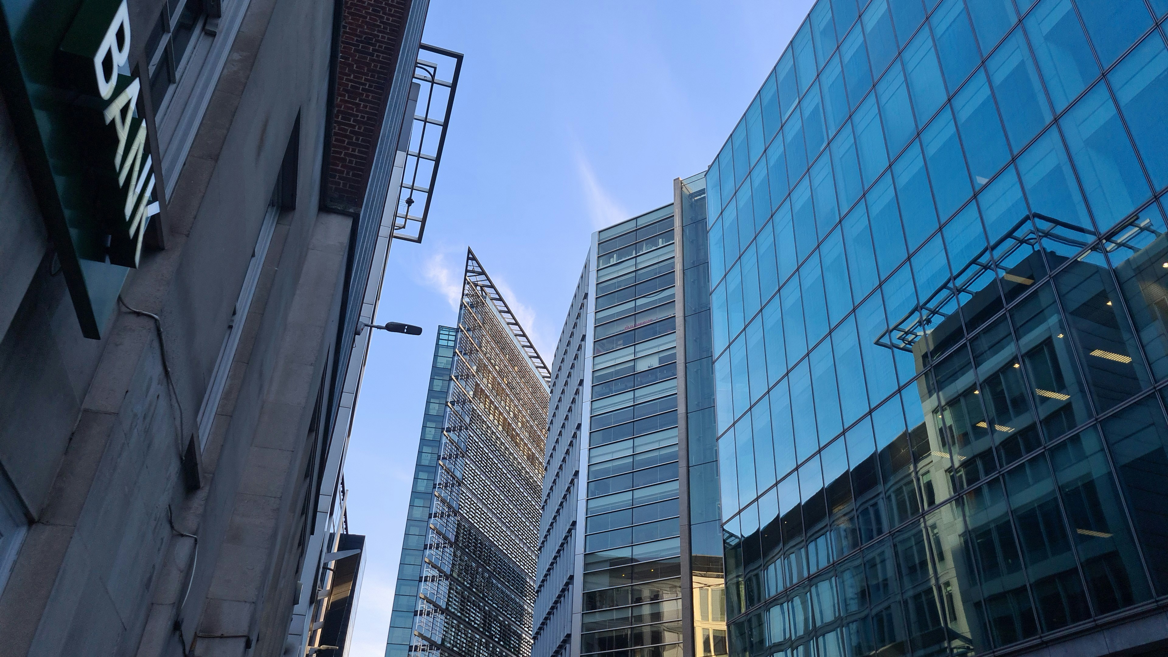 Un grupo de edificios altos sentados uno al lado del otro