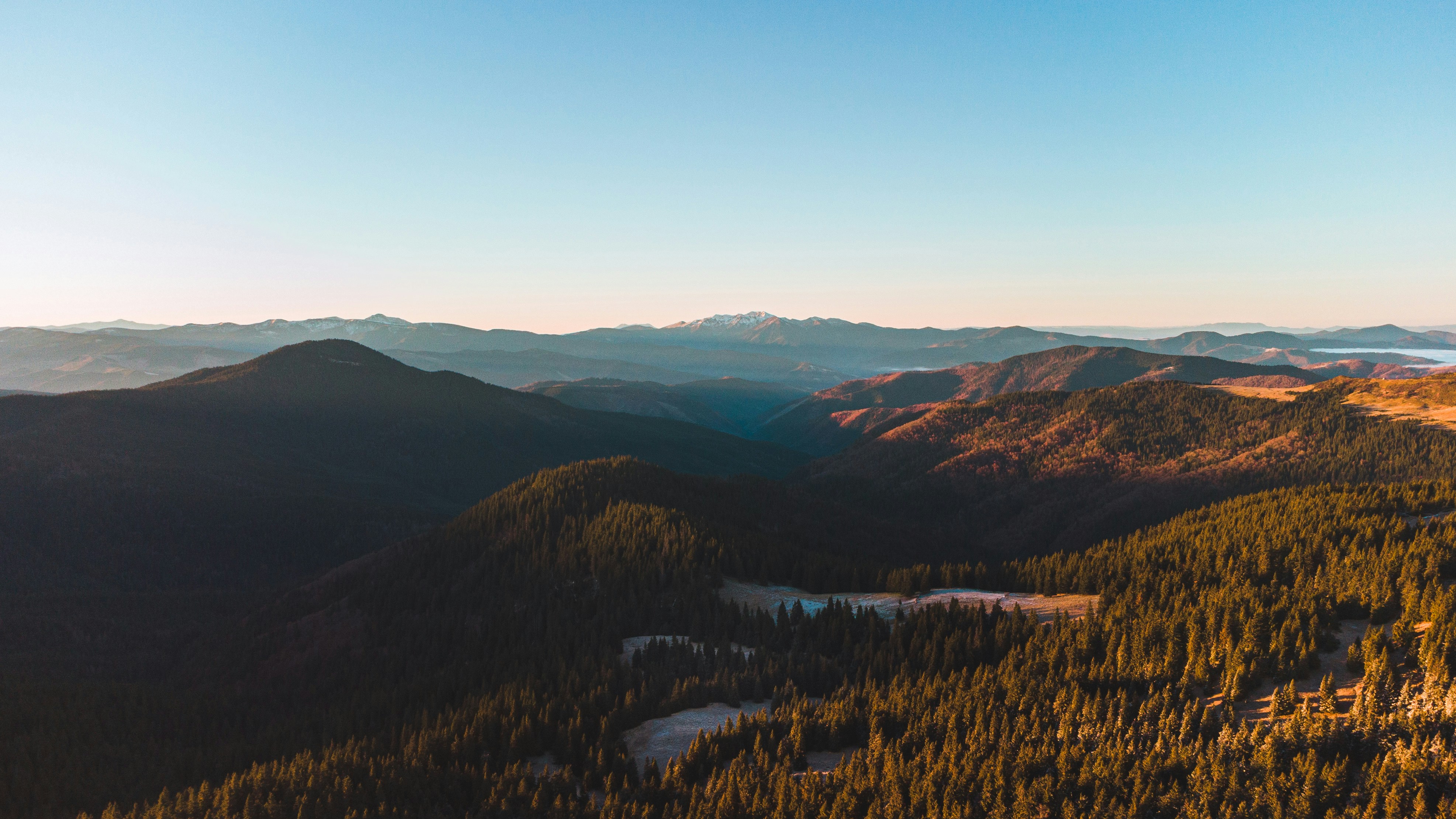 Una vista de las montañas desde un punto de vista alto
