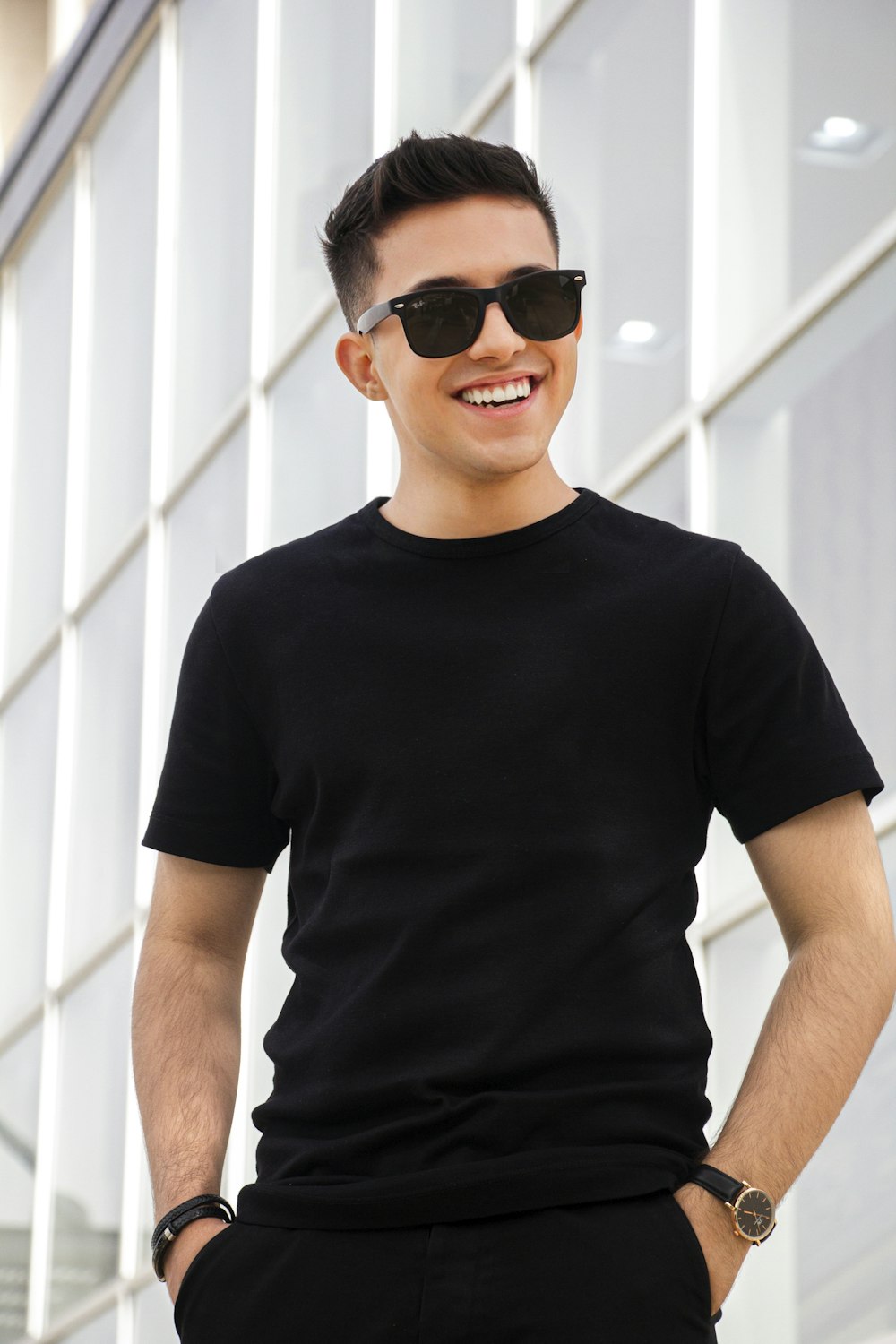 Un hombre con gafas de sol y una camisa negra