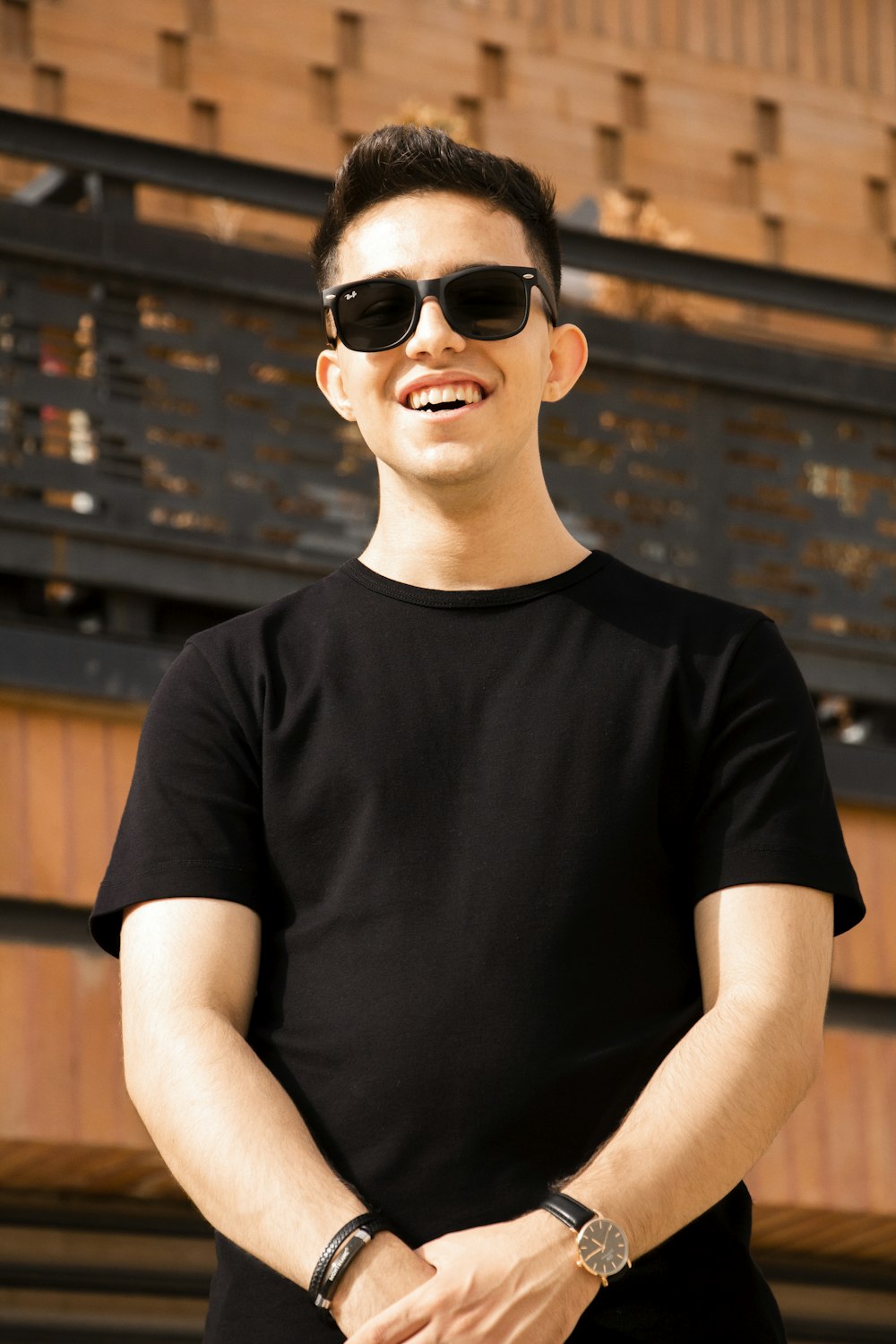 Un hombre con camisa negra y gafas de sol