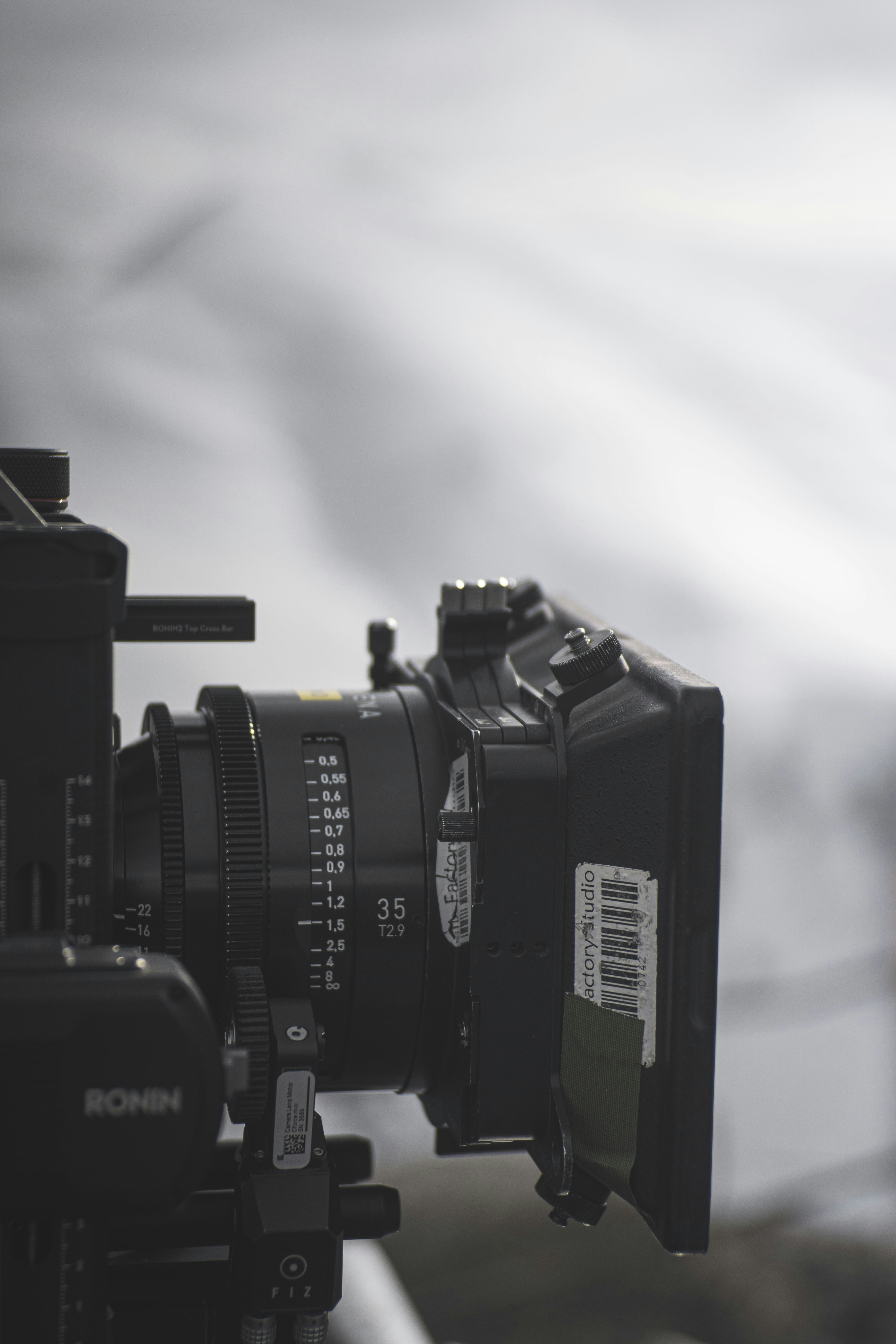 Una foto in bianco e nero di una fotocamera