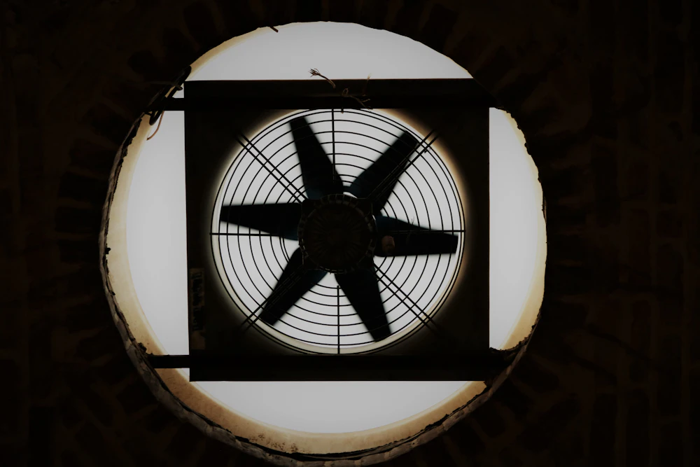 Round window with a fan fitted in the middle