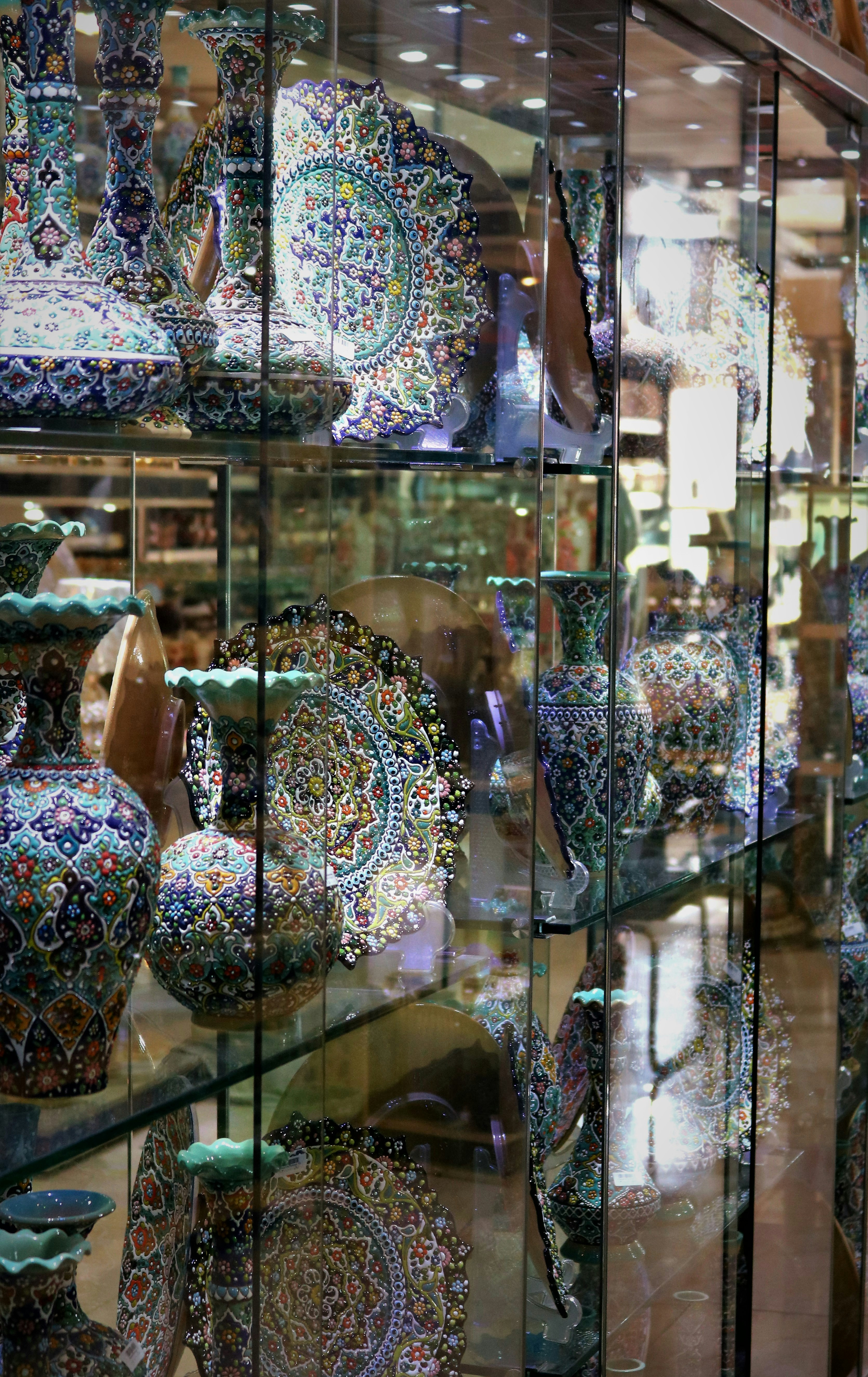 色とりどりの花瓶がたくさん入った陳列ケース