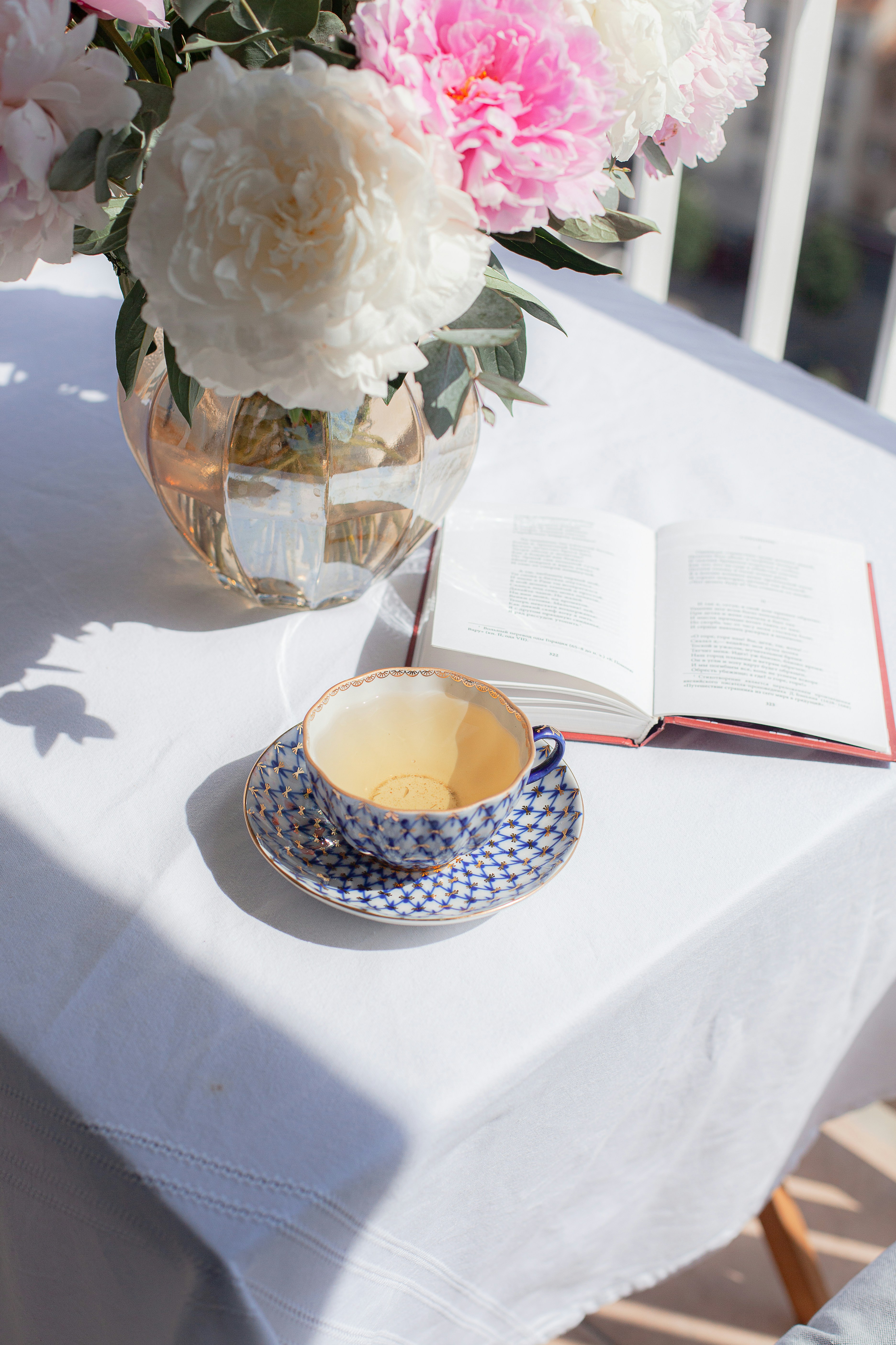 eine Vase mit Blumen auf einem Tisch