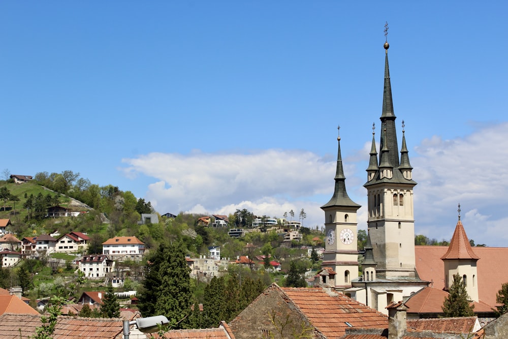 Una vista di una città con un campanile della chiesa