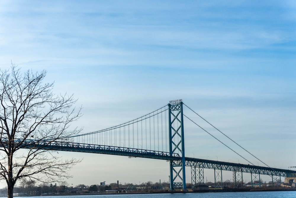 Un gran puente que se extiende sobre un cuerpo de agua