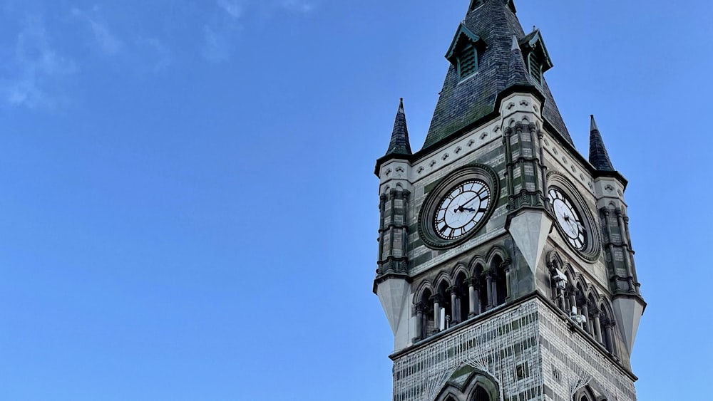 uma torre do relógio alta com um fundo do céu