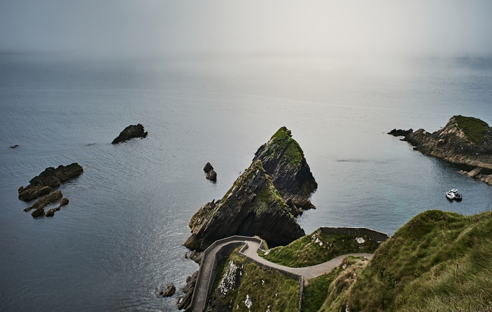 Ein malerischer Blick auf das Meer mit einer Straße, die durch ihn führt