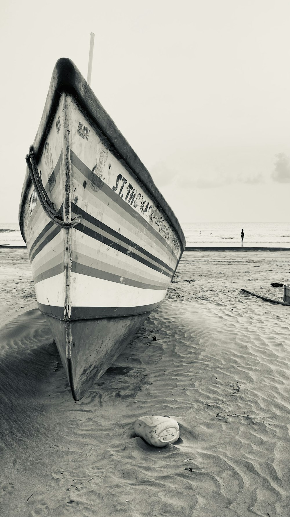 a boat sitting on top of a sandy beach