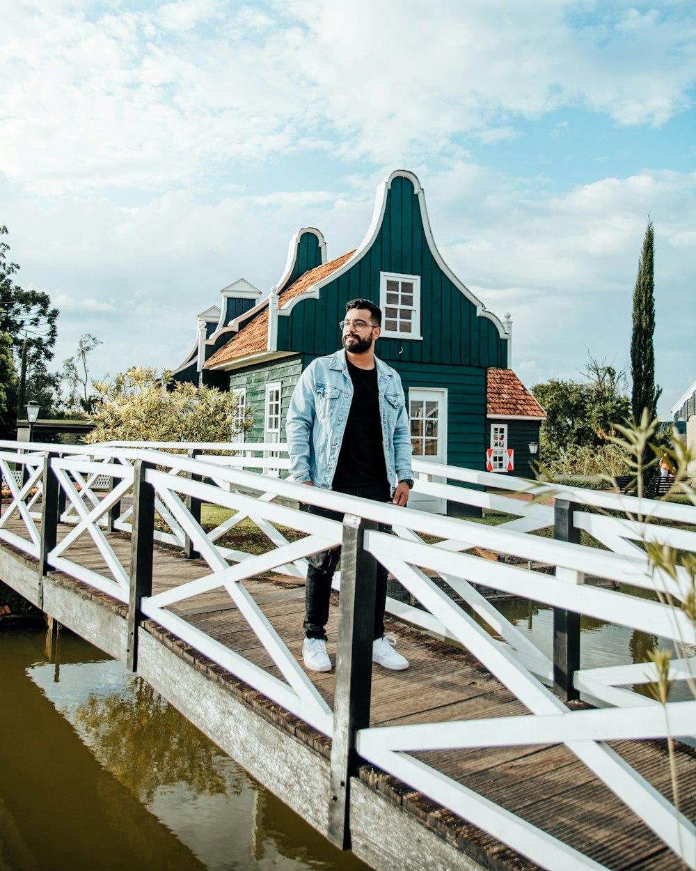 Ein Mann steht auf einer Brücke neben einem Gebäude