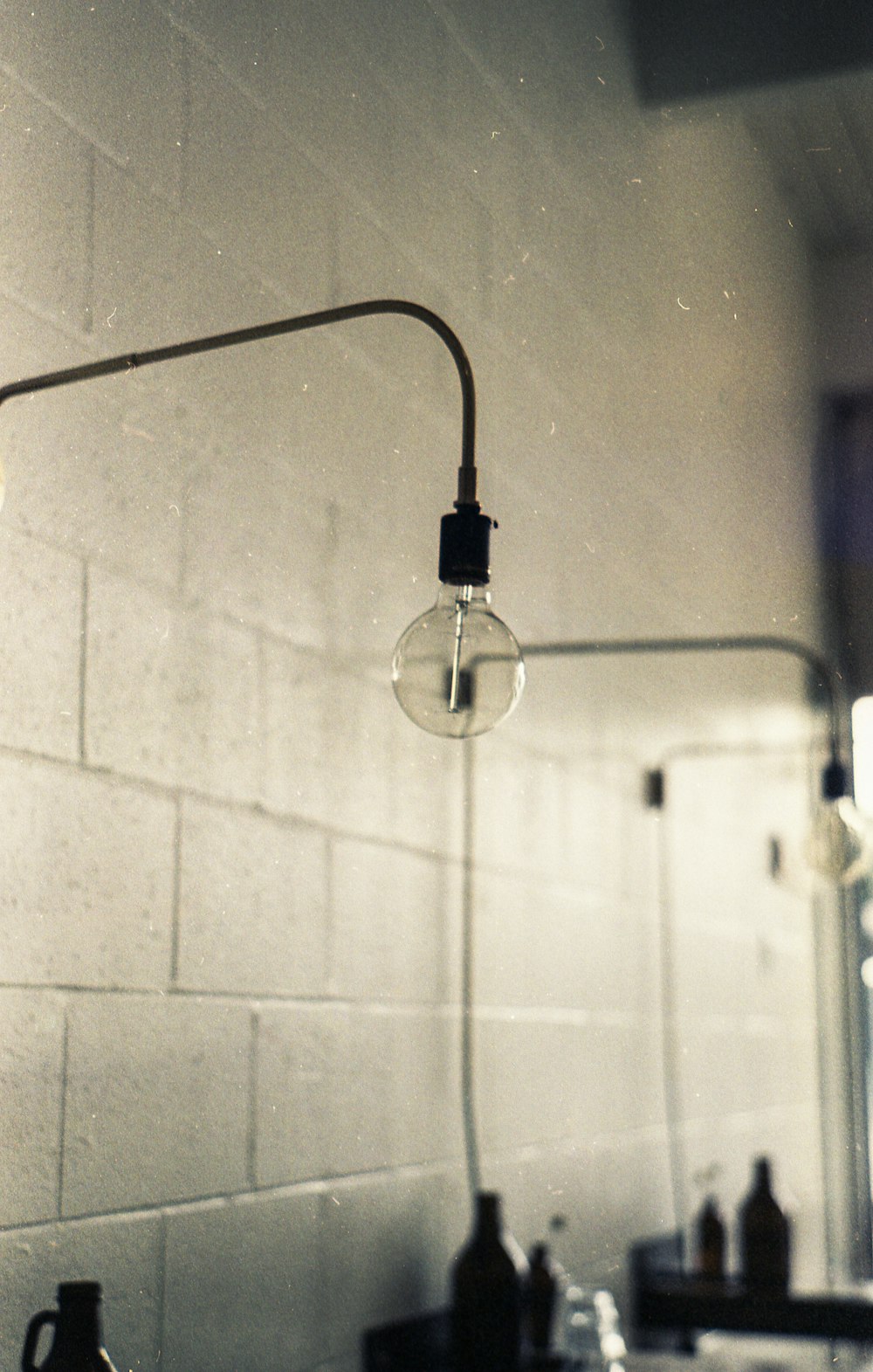 un cuarto de baño con lavabo y una lámpara