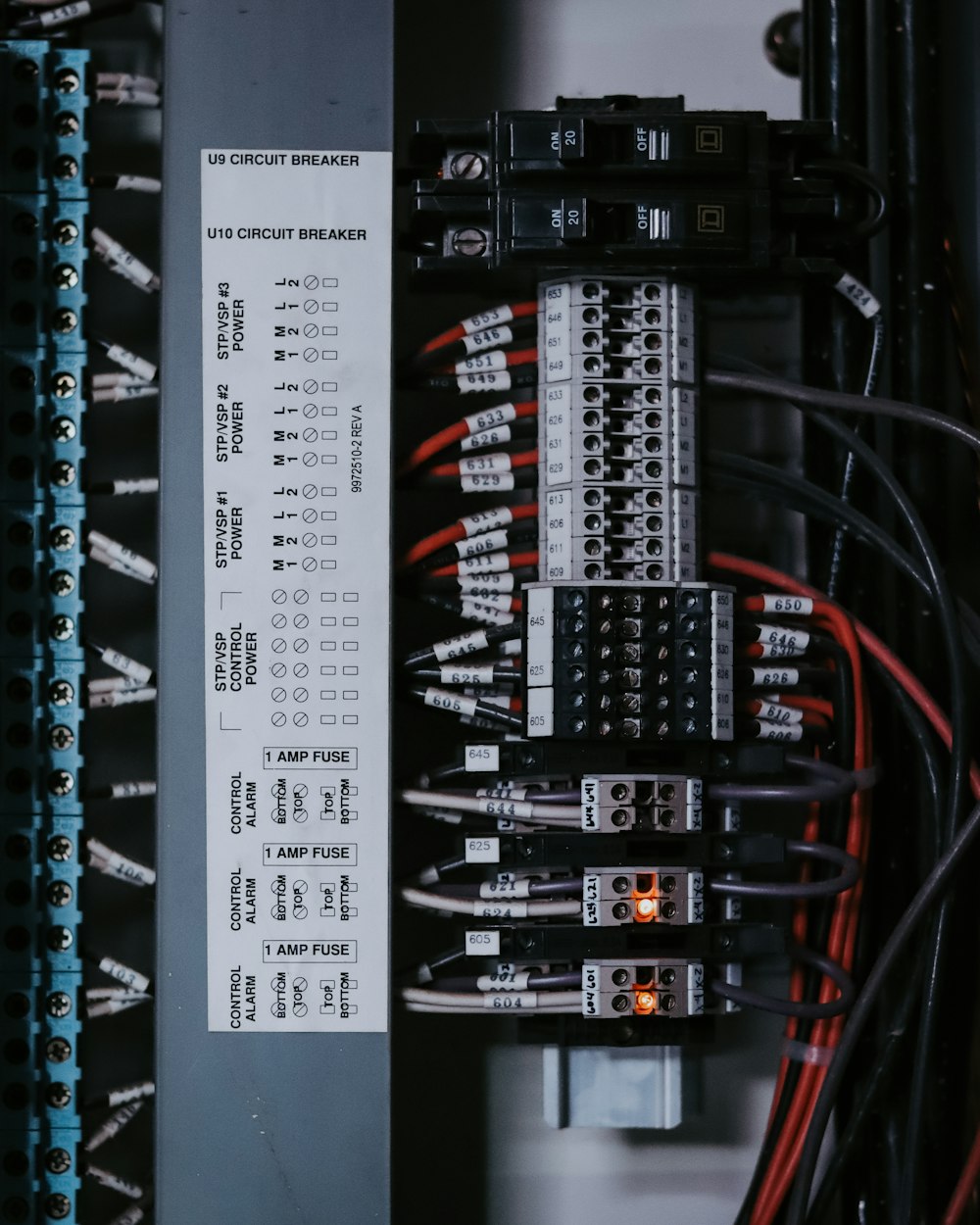 Un primer plano de un montón de cables y alambres