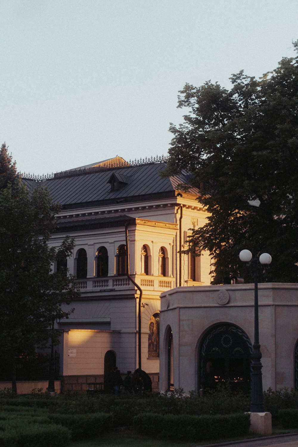 un grand bâtiment blanc avec une horloge sur le devant