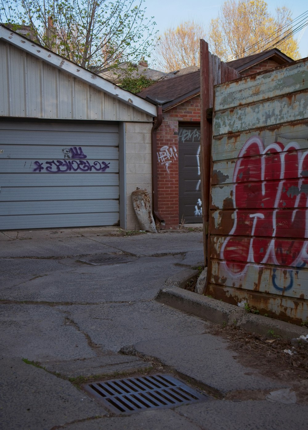 uma garagem com grafite ao lado dela