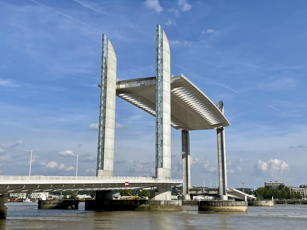 Un puente muy alto sobre un cuerpo de agua