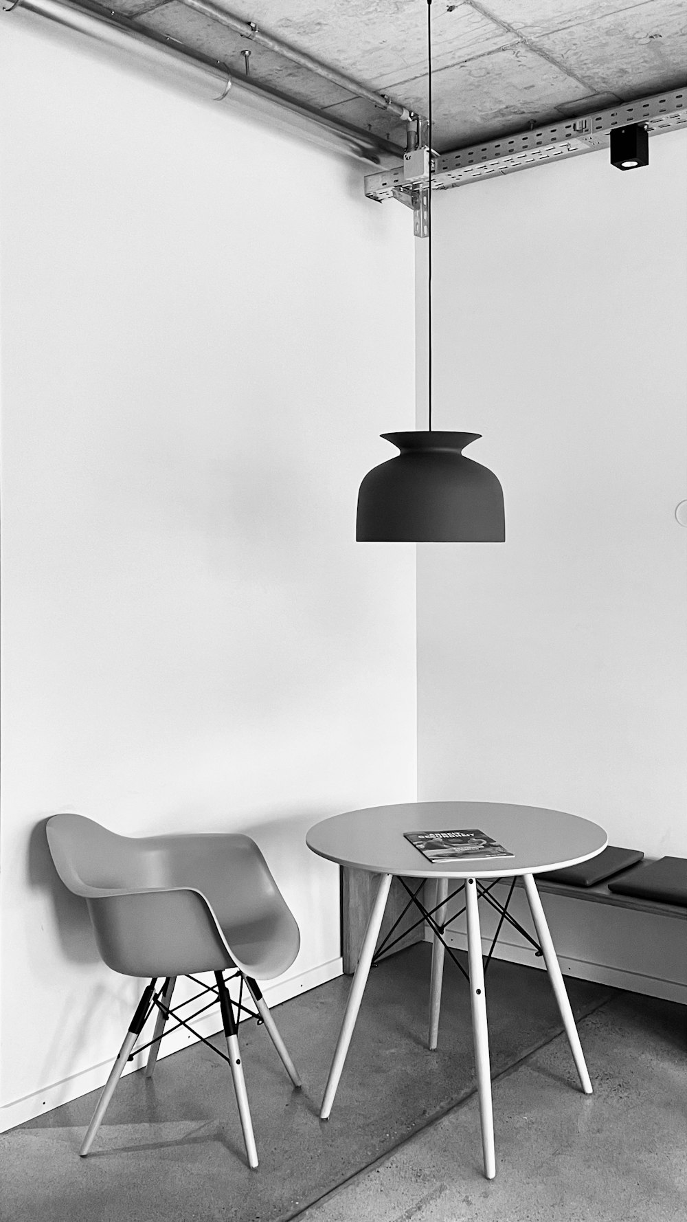 una foto in bianco e nero di due sedie e un tavolo