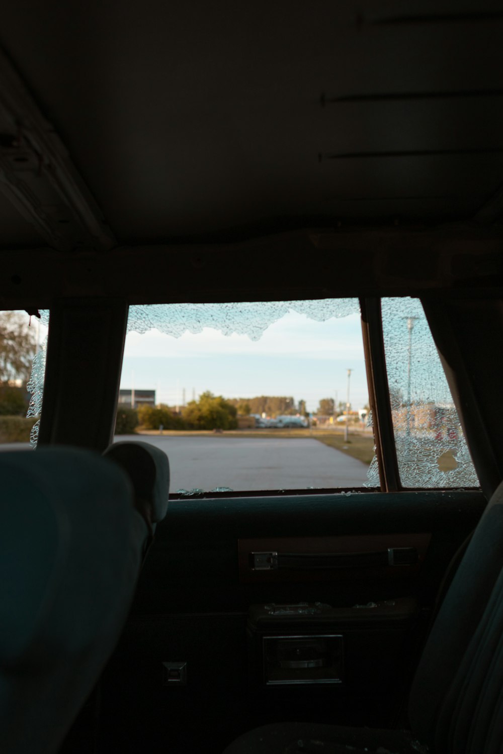 Una vista de un estacionamiento desde el interior de un automóvil