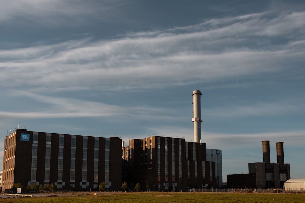 Un edificio industriale con ciminiere sullo sfondo