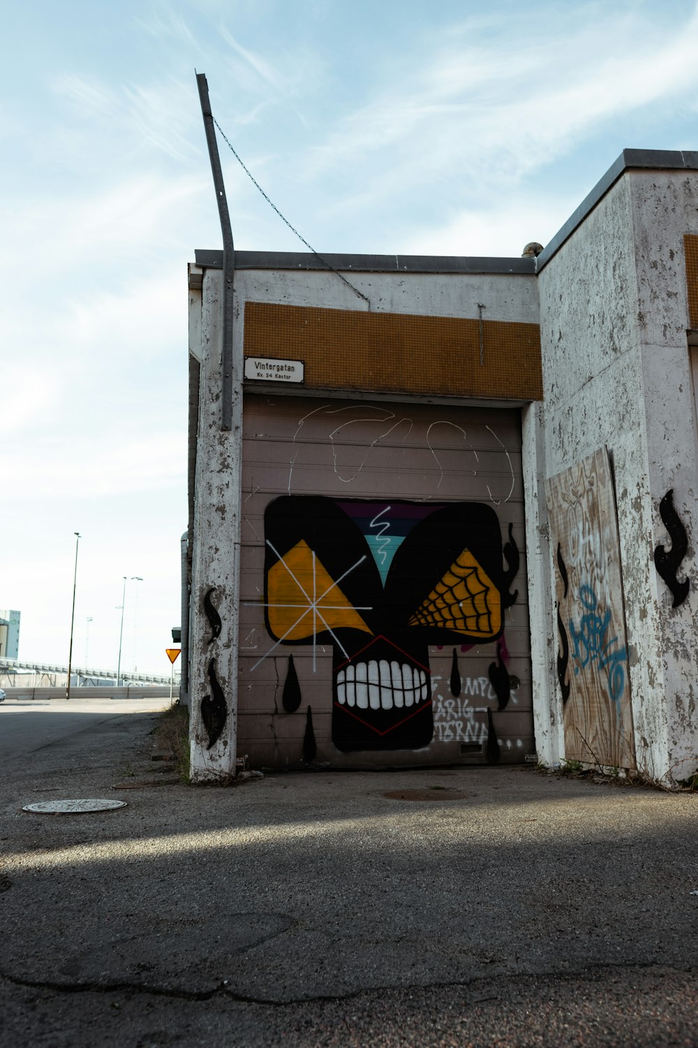 a garage with graffiti on the side of it