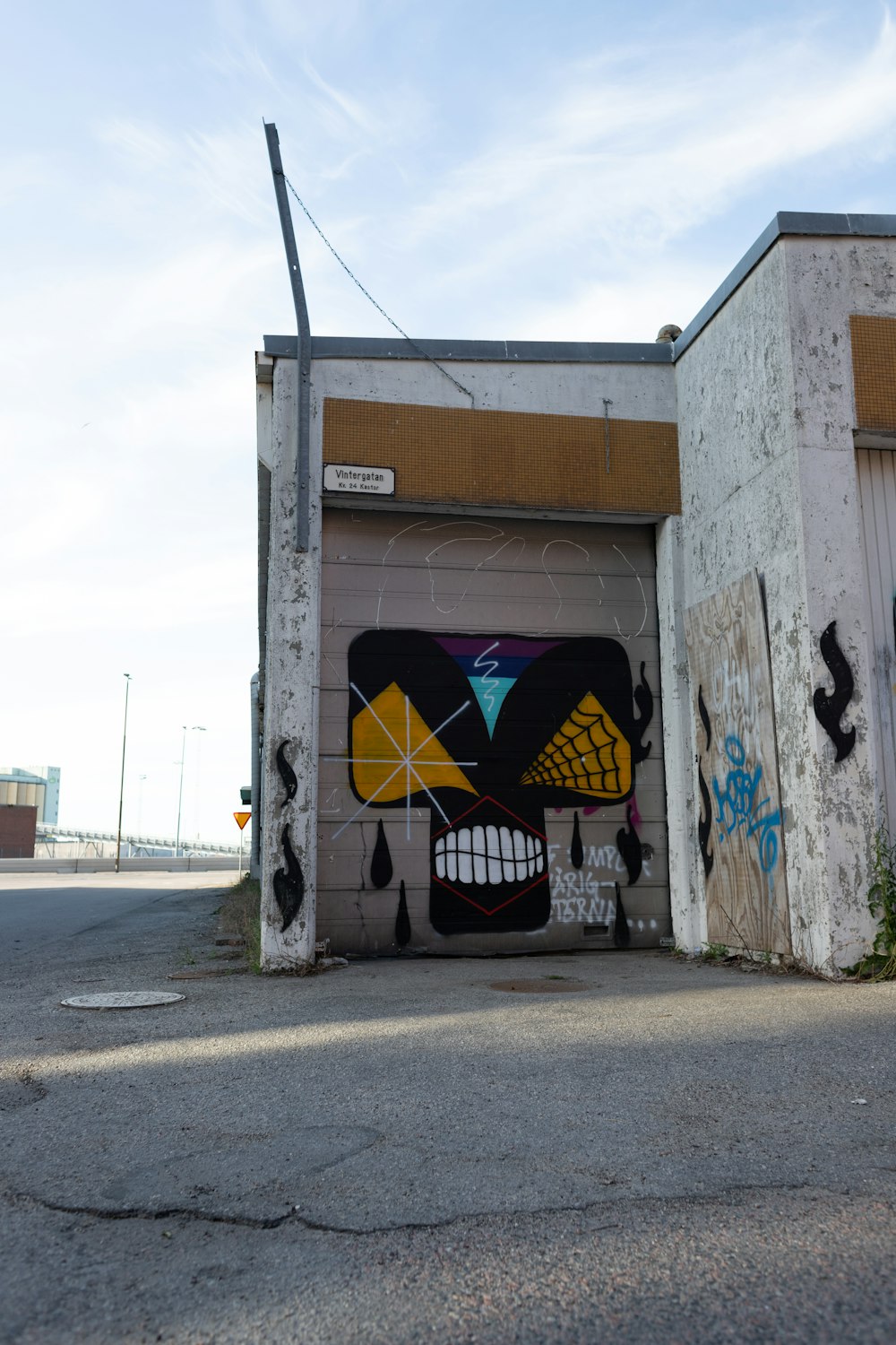 a garage with graffiti on the side of it