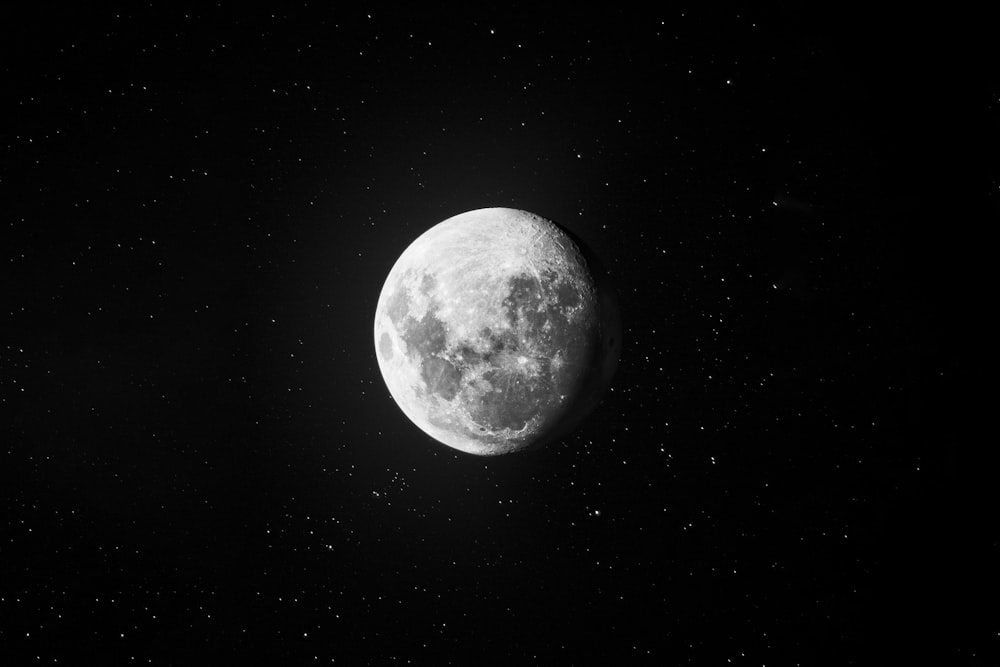 Una luna piena nel cielo scuro con le stelle