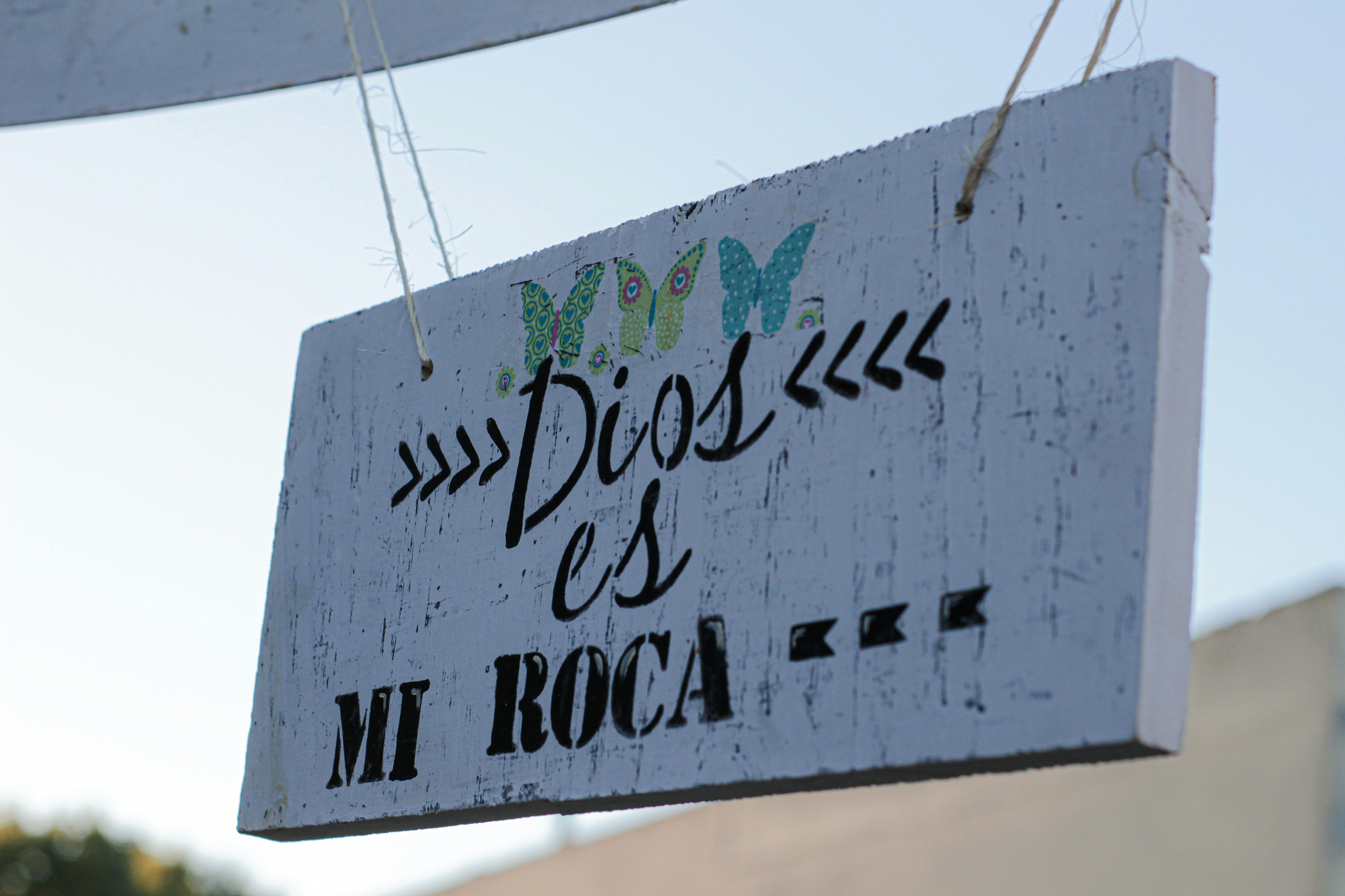 un segno appeso a una corda