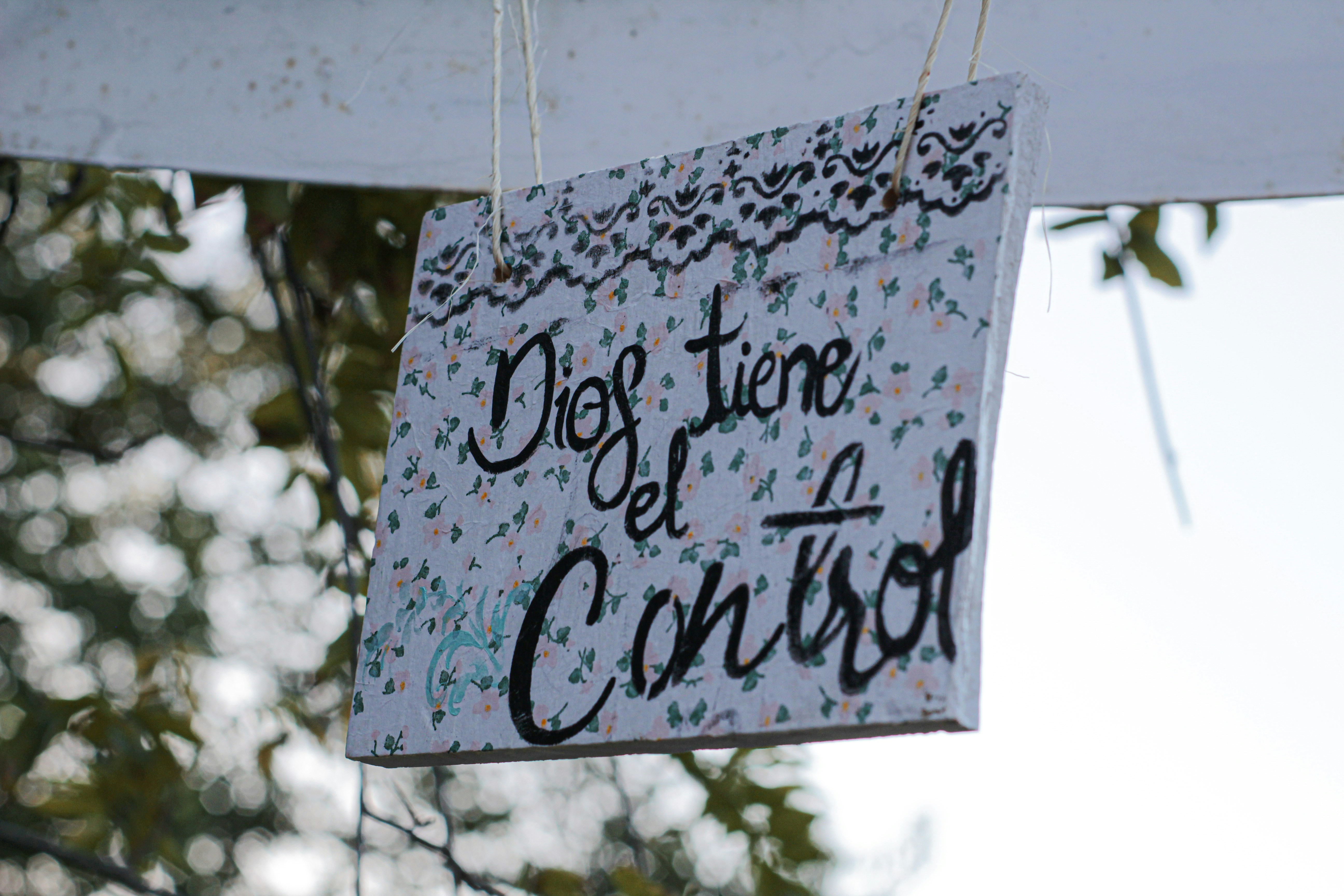 un cartello appeso al lato di un edificio