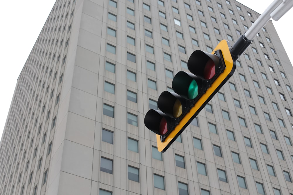 um semáforo em frente a um edifício alto