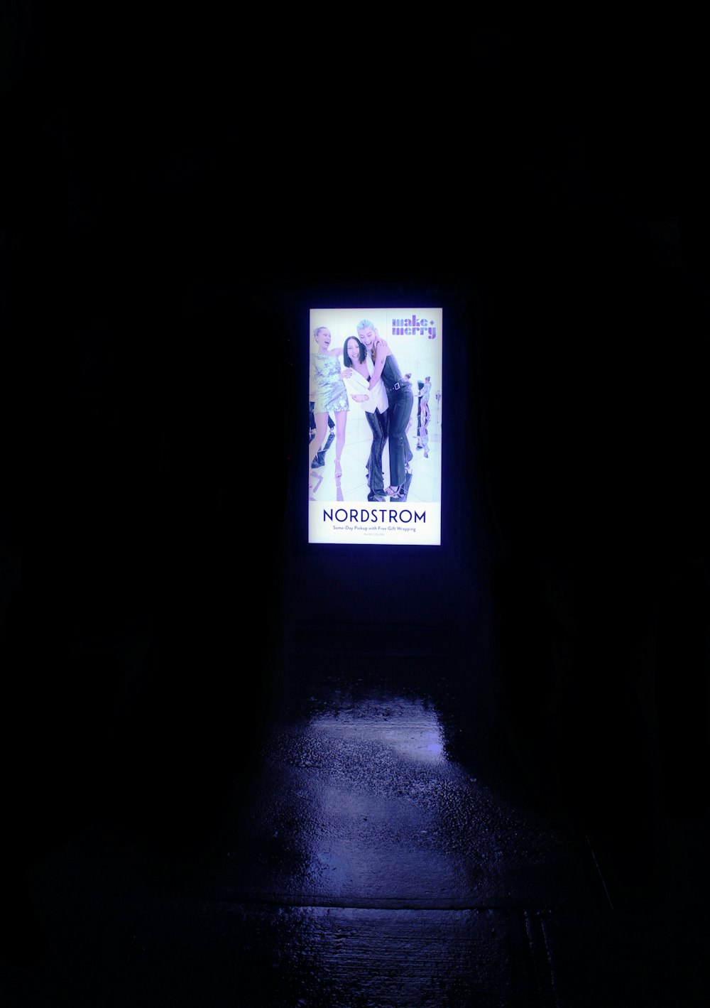 어두운 방에서 남자와 여자의 사진