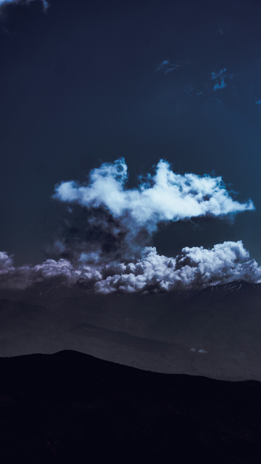 Un avión volando en el cielo con nubes en el fondo