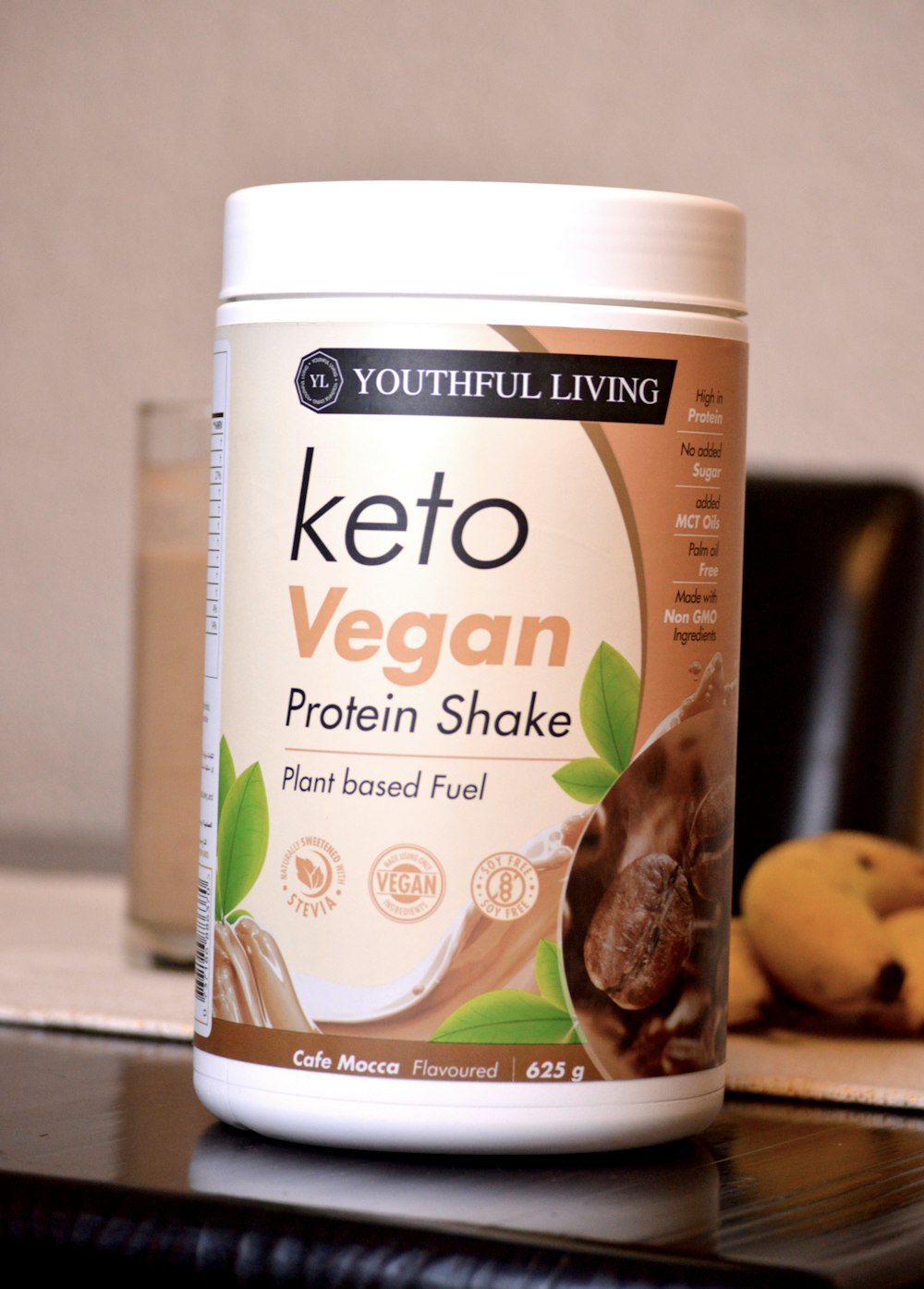 Una botella de batido de proteína keto vegano sentado sobre una mesa