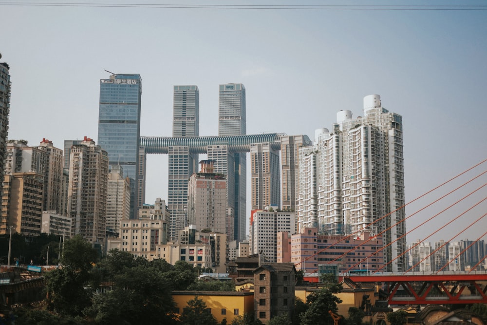 Une ville avec de grands immeubles et un pont