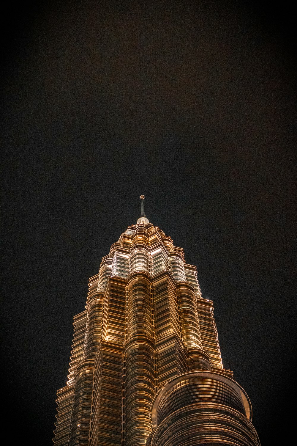 밤에 불이 켜진 매우 높은 건물