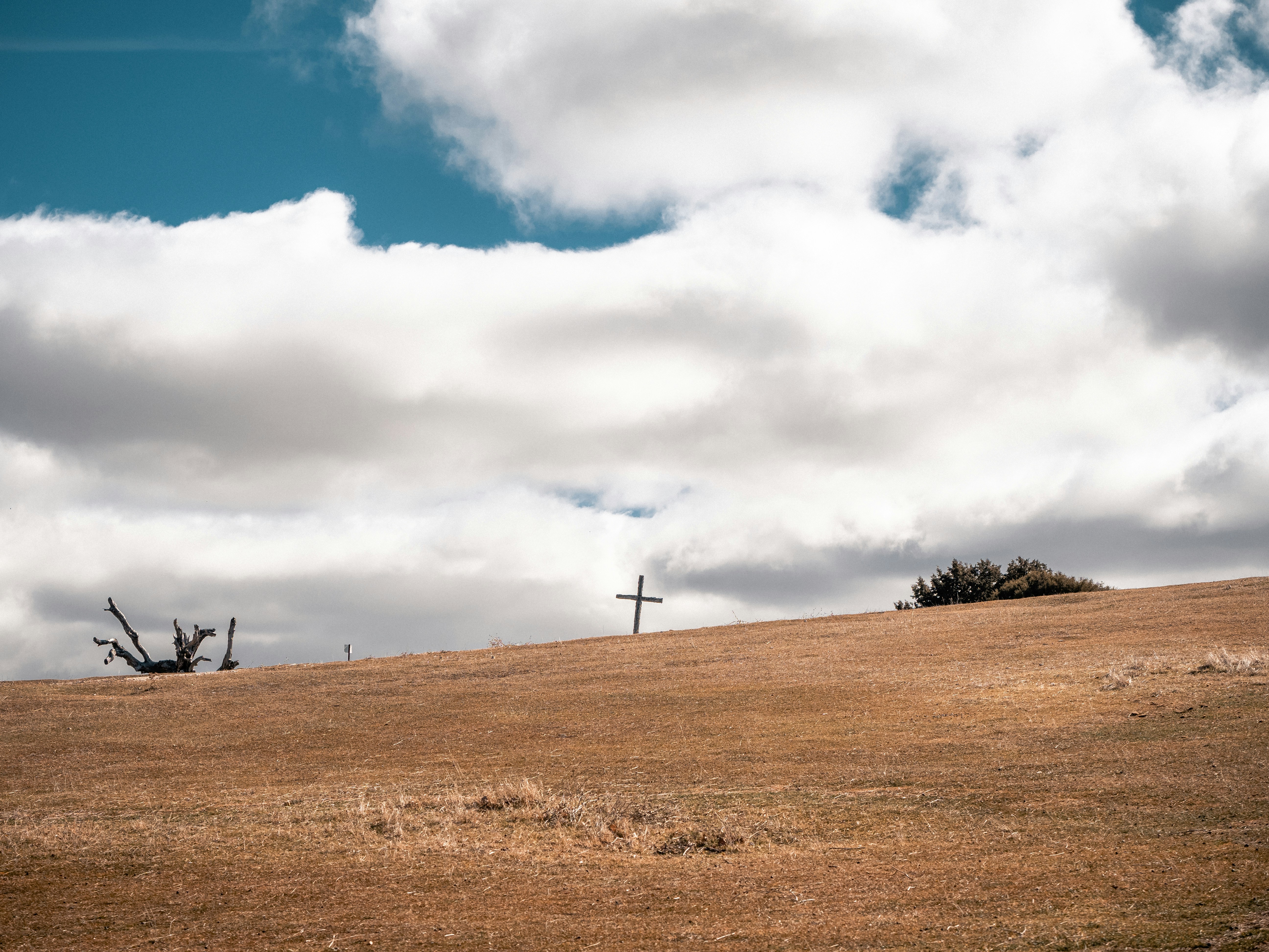 Dos cruces en una colina bajo un cielo nublado
