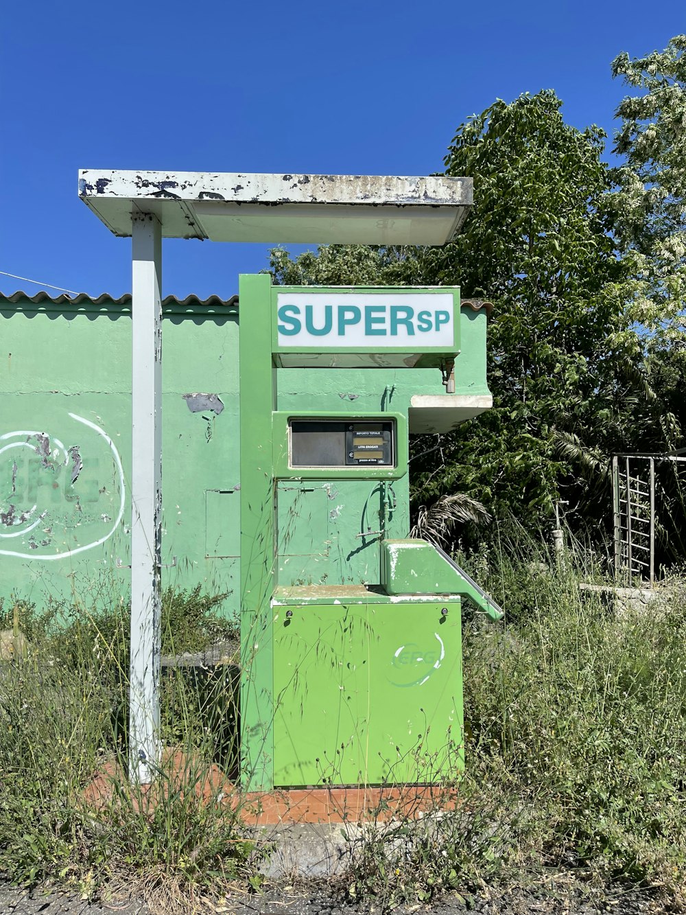 Una caja verde sentada en medio de un campo