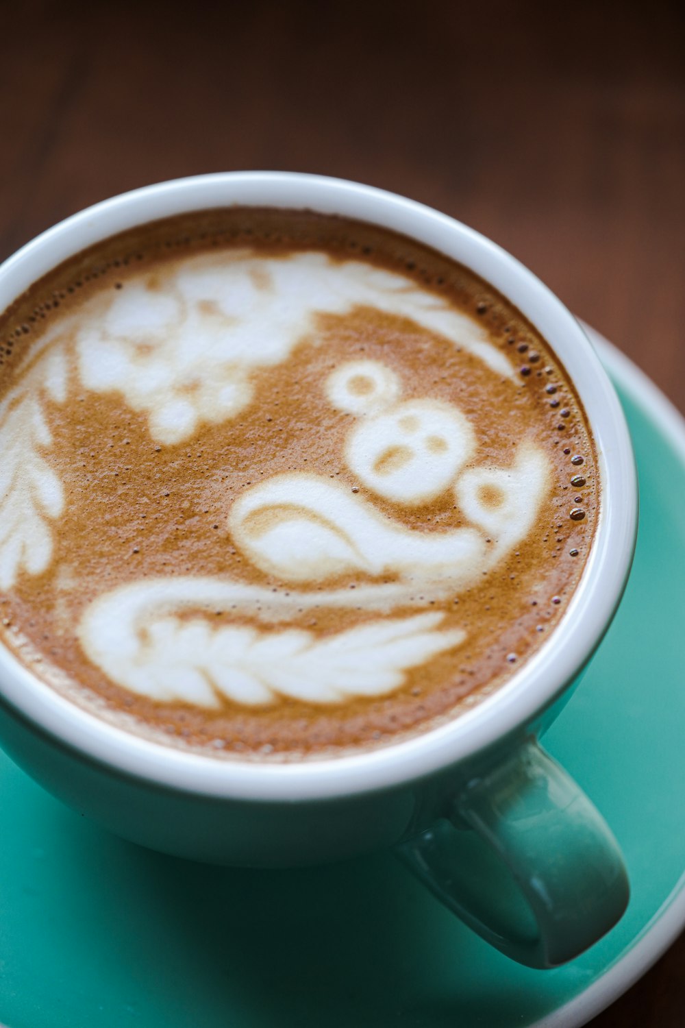 eine Tasse Kaffee mit einem gezeichneten Gesicht