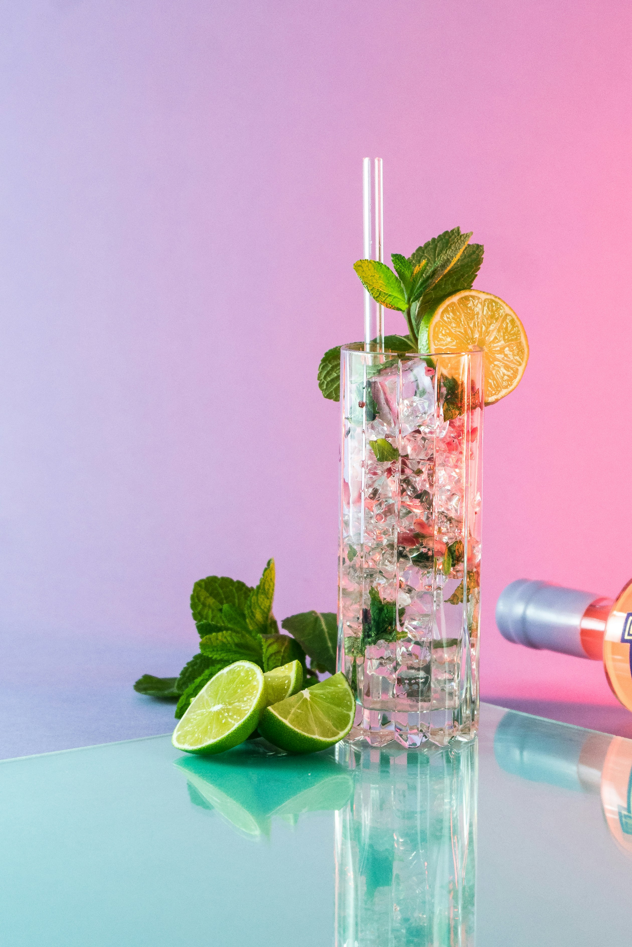 보드카 한 병 옆에 얼음과 라임으로 채워진 유리