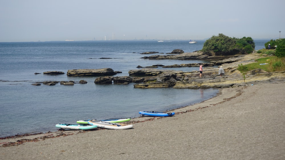 a couple of kayaks sitting on top of a beach