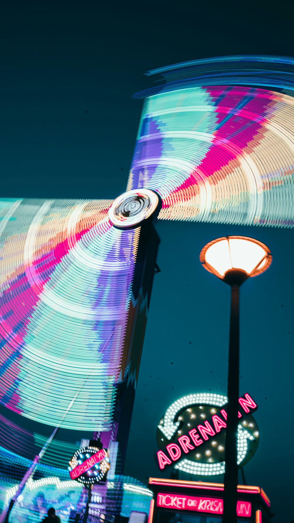 um passeio de carnaval à noite com luzes coloridas
